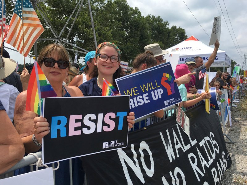 Τώρα ο Τραμπ θέλει να περιορίσει και τη νόμιμη μετανάστευση στις ΗΠΑ | iefimerida.gr 1