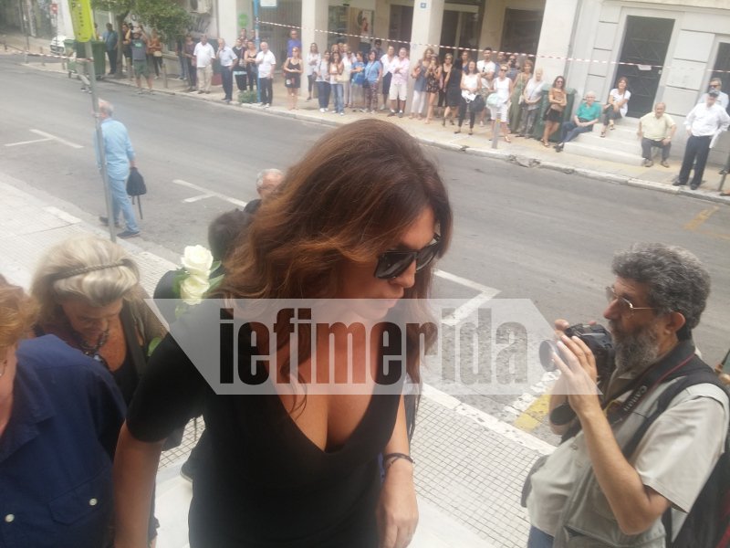 Φίλοι καλλιτέχνες, συγγενείς, εκπρόσωποι του πολιτικού κόσμου είπαν το τελευταίο αντίο στην Ζωή Λάσκαρη [εικόνες] | iefimerida.gr 22