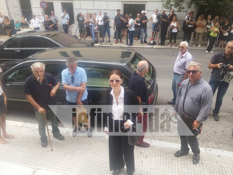 Φίλοι καλλιτέχνες, συγγενείς, εκπρόσωποι του πολιτικού κόσμου είπαν το τελευταίο αντίο στην Ζωή Λάσκαρη [εικόνες] | iefimerida.gr 29