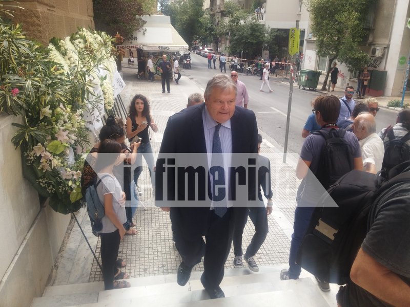 Φίλοι καλλιτέχνες, συγγενείς, εκπρόσωποι του πολιτικού κόσμου είπαν το τελευταίο αντίο στην Ζωή Λάσκαρη [εικόνες] | iefimerida.gr 7