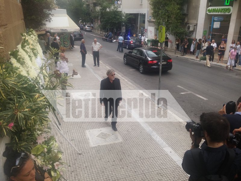 Φίλοι καλλιτέχνες, συγγενείς, εκπρόσωποι του πολιτικού κόσμου είπαν το τελευταίο αντίο στην Ζωή Λάσκαρη [εικόνες] | iefimerida.gr 25