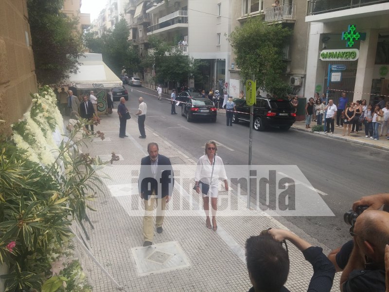 Φίλοι καλλιτέχνες, συγγενείς, εκπρόσωποι του πολιτικού κόσμου είπαν το τελευταίο αντίο στην Ζωή Λάσκαρη [εικόνες] | iefimerida.gr 24