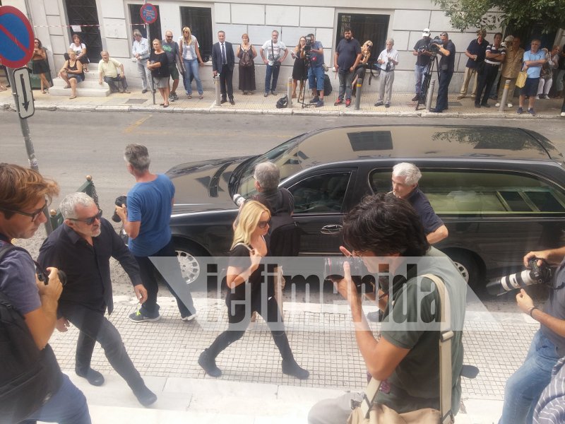 Φίλοι καλλιτέχνες, συγγενείς, εκπρόσωποι του πολιτικού κόσμου είπαν το τελευταίο αντίο στην Ζωή Λάσκαρη [εικόνες] | iefimerida.gr 40