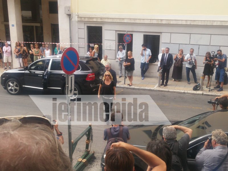 Φίλοι καλλιτέχνες, συγγενείς, εκπρόσωποι του πολιτικού κόσμου είπαν το τελευταίο αντίο στην Ζωή Λάσκαρη [εικόνες] | iefimerida.gr 39