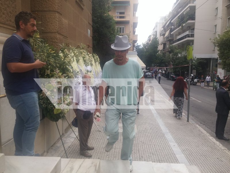 Φίλοι καλλιτέχνες, συγγενείς, εκπρόσωποι του πολιτικού κόσμου είπαν το τελευταίο αντίο στην Ζωή Λάσκαρη [εικόνες] | iefimerida.gr 27