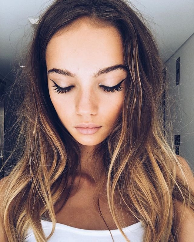 Μετά το duck face το νέο τρεντ στις selfie είναι να κοιτάς... κάτω [εικόνες]  | iefimerida.gr 0