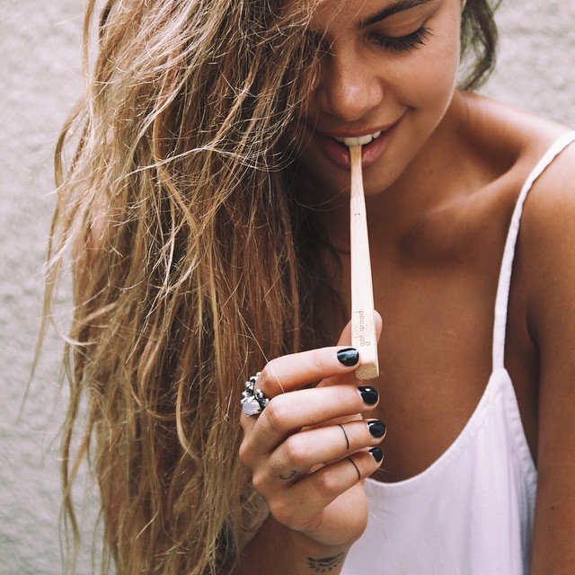 Μετά το duck face το νέο τρεντ στις selfie είναι να κοιτάς... κάτω [εικόνες]  | iefimerida.gr 2