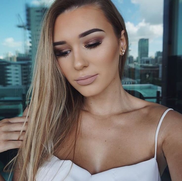 Μετά το duck face το νέο τρεντ στις selfie είναι να κοιτάς... κάτω [εικόνες]  | iefimerida.gr 1