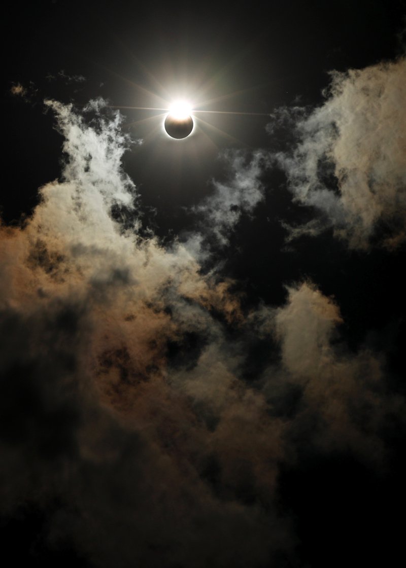 «Σκηνές αποκάλυψης» από την ολική έκλειψη Ηλίου στις ΗΠΑ [εικόνες] | iefimerida.gr 3
