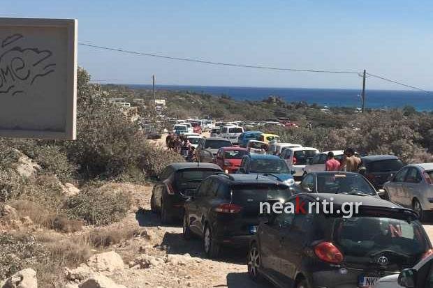 «Βουλιάζει» από τουρίστες το Ελαφονήσι -Ατελείωτες ουρές από αυτοκίνητα και ταλαιπωρία [εικόνες] | iefimerida.gr 2