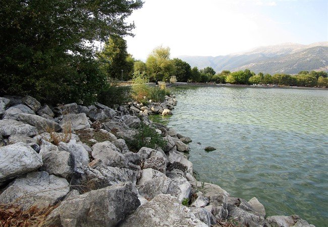«Στέγνωσε» η λίμνη Ιωαννίνων -Αποκαλύφθηκε ο πυθμένας της [εικόνες] | iefimerida.gr 3