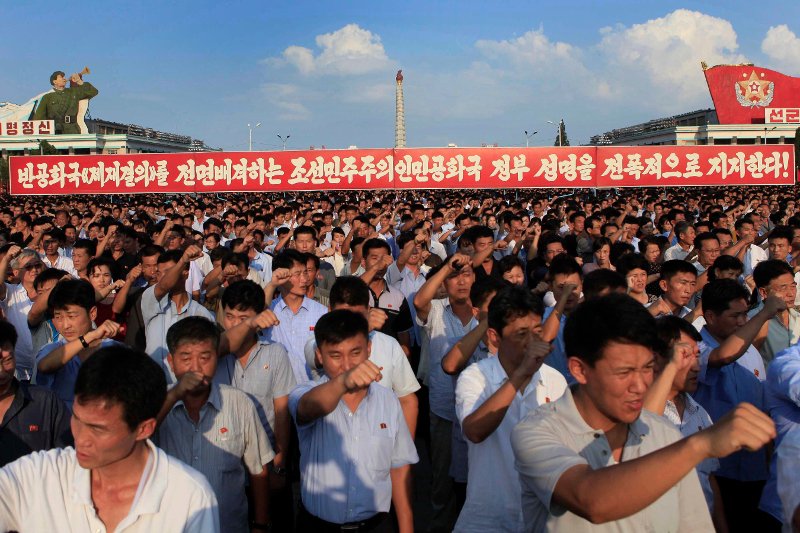 Χιλιάδες Βορειοκορεάτες με υψωμένες τις γροθιές στο πλευρό του Κιμ Γιονγκ Ουν απειλούν την Ουάσιγκτον [εικόνες & βίντεο]  | iefimerida.gr 0