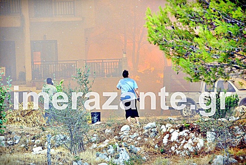 Ζάκυνθος: Ανεξέλεγκτη η φωτιά, πλησιάζει στις Μαριές -Κάηκαν σπίτια στην Αναφωνήτρια [εικόνες&βίντεο] | iefimerida.gr 2