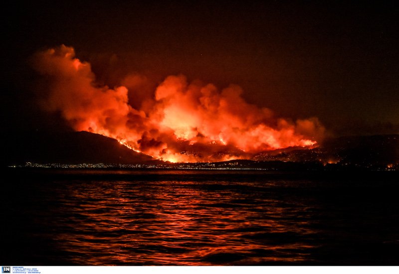 Η εικόνα σοκ της φωτιάς στον Κάλαμο, όπως φαινόταν από την Εύβοια [εικόνες] | iefimerida.gr 0