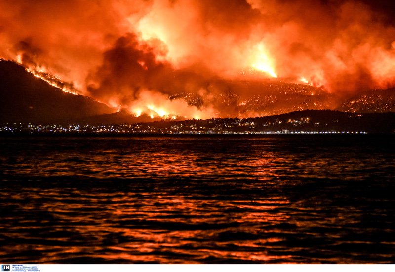 Η εικόνα σοκ της φωτιάς στον Κάλαμο, όπως φαινόταν από την Εύβοια [εικόνες] | iefimerida.gr 1