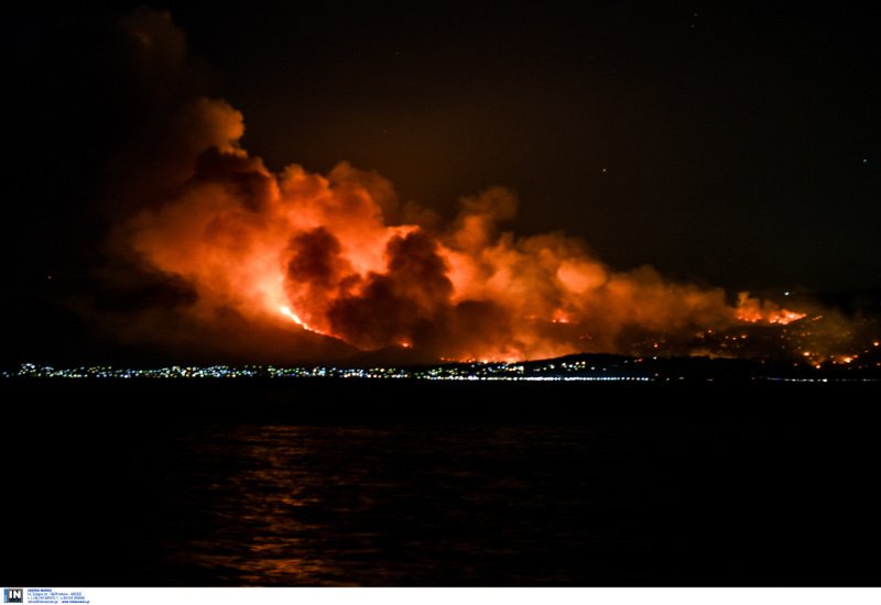 Η εικόνα σοκ της φωτιάς στον Κάλαμο, όπως φαινόταν από την Εύβοια [εικόνες] | iefimerida.gr 2