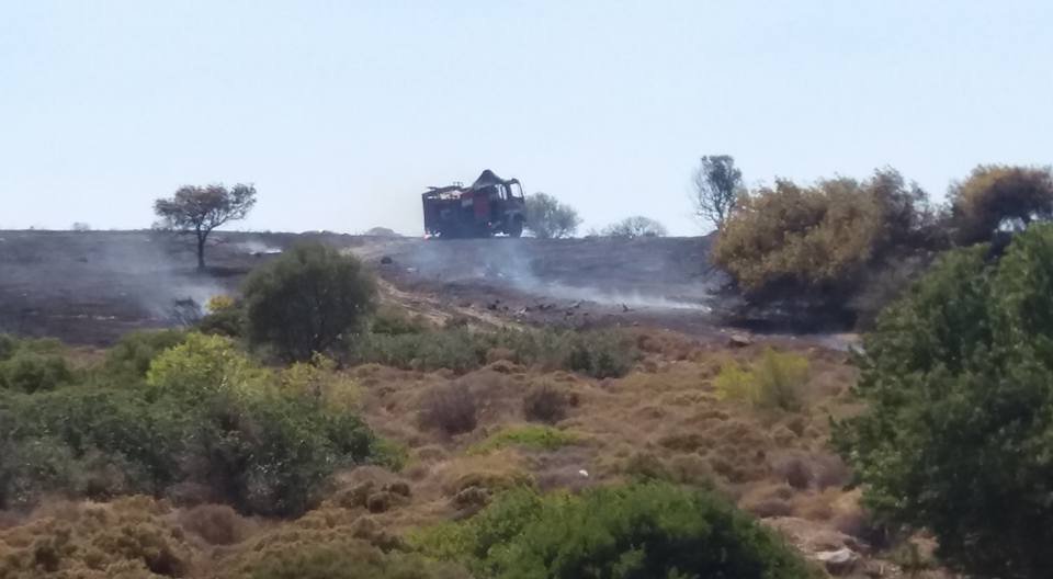 Υπό έλεγχο η φωτιά στη λ. Αναβύσσου: Κάηκε σπίτι-3 πυροσβέστες τραυματίες [εικόνες] | iefimerida.gr 0