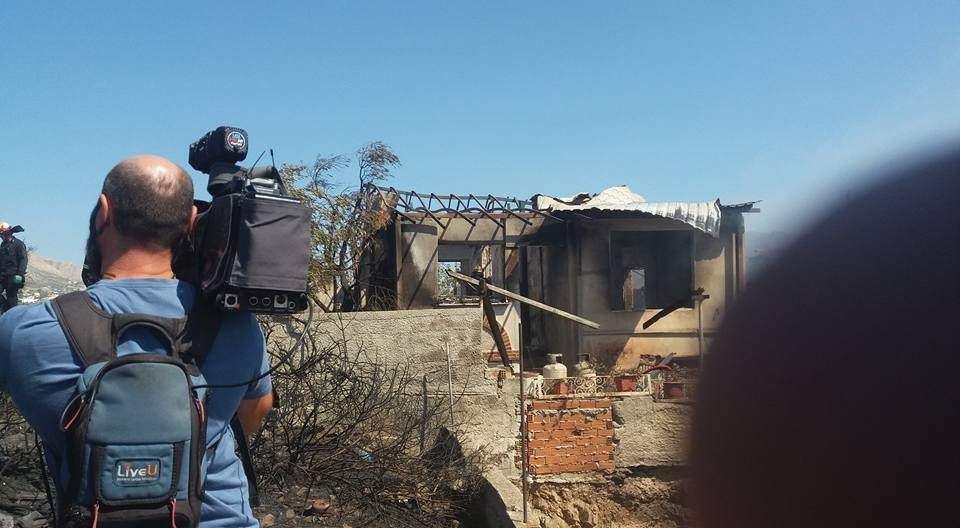 Υπό έλεγχο η φωτιά στη λ. Αναβύσσου: Κάηκε σπίτι-3 πυροσβέστες τραυματίες [εικόνες] | iefimerida.gr 3