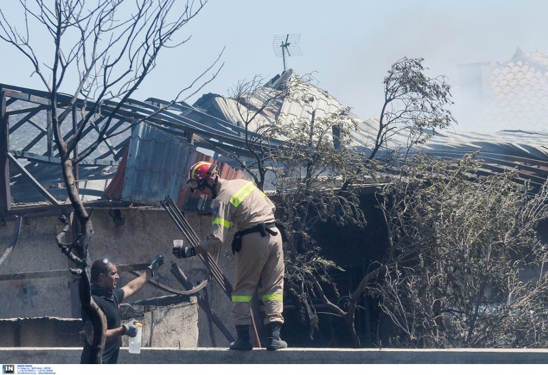Υπό έλεγχο η φωτιά στη λ. Αναβύσσου: Κάηκε σπίτι-3 πυροσβέστες τραυματίες [εικόνες] | iefimerida.gr 7