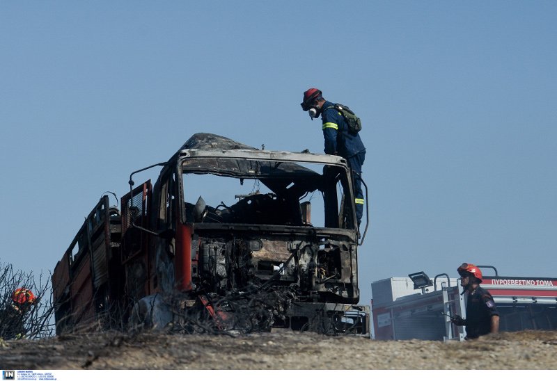 Υπό έλεγχο η φωτιά στη λ. Αναβύσσου: Κάηκε σπίτι-3 πυροσβέστες τραυματίες [εικόνες] | iefimerida.gr 8