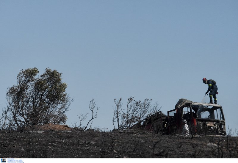Υπό έλεγχο η φωτιά στη λ. Αναβύσσου: Κάηκε σπίτι-3 πυροσβέστες τραυματίες [εικόνες] | iefimerida.gr 9
