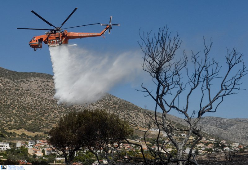 Υπό έλεγχο η φωτιά στη λ. Αναβύσσου: Κάηκε σπίτι-3 πυροσβέστες τραυματίες [εικόνες] | iefimerida.gr 10
