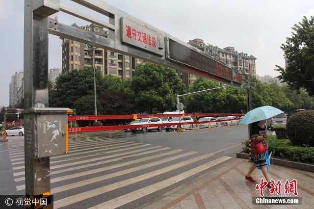 Στην Κίνα επιστρατεύουν συρματόσχοινα για να μην περνάνε οι πεζοί με κόκκινο [εικόνες]    | iefimerida.gr 0