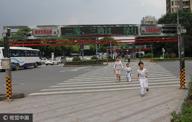 Στην Κίνα επιστρατεύουν συρματόσχοινα για να μην περνάνε οι πεζοί με κόκκινο [εικόνες]    | iefimerida.gr 2