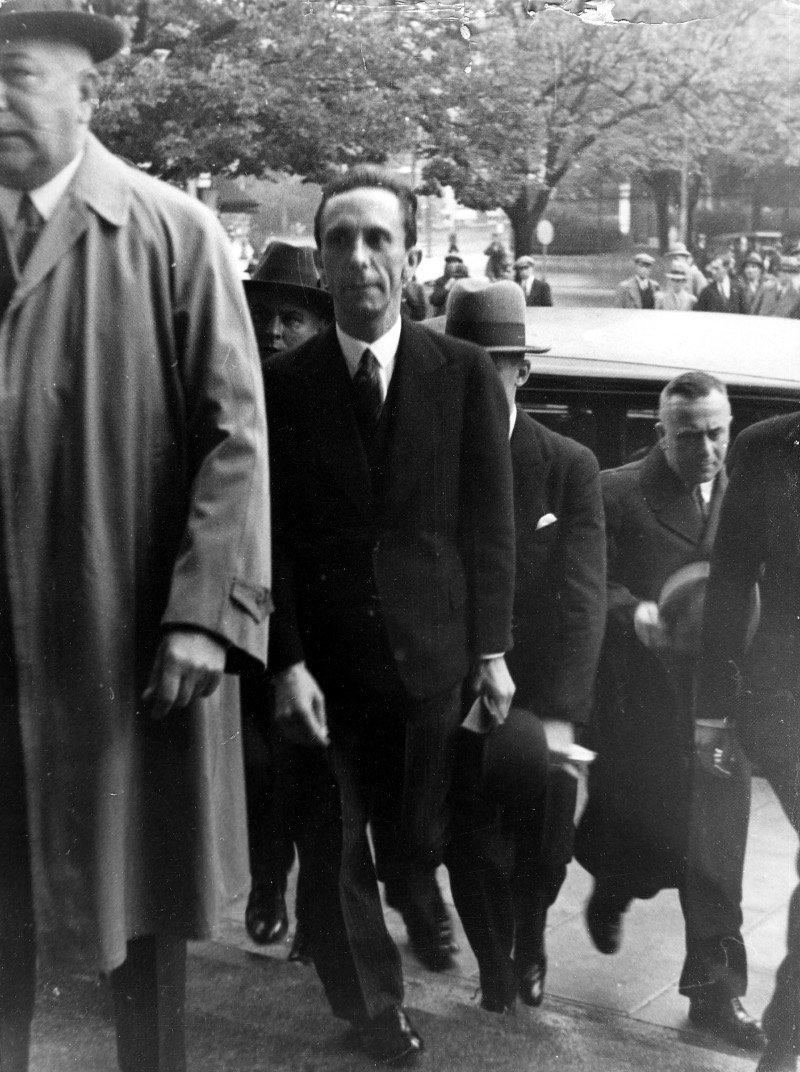 Βασιλιάς για... 20 λεπτά, ΥΠΟΙΚ για 4 ημέρες, Πάπας για ένα μήνα -Δεν έκανε μόνο ο Σκαραμούτσι «ρεκόρ» [εικόνες] | iefimerida.gr 4