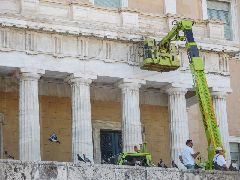 Ενας πράσινος γερανός στην είσοδο της Βουλής -Εργασίες συντήρησης στην πρόσοψη [εικόνες] | iefimerida.gr 0