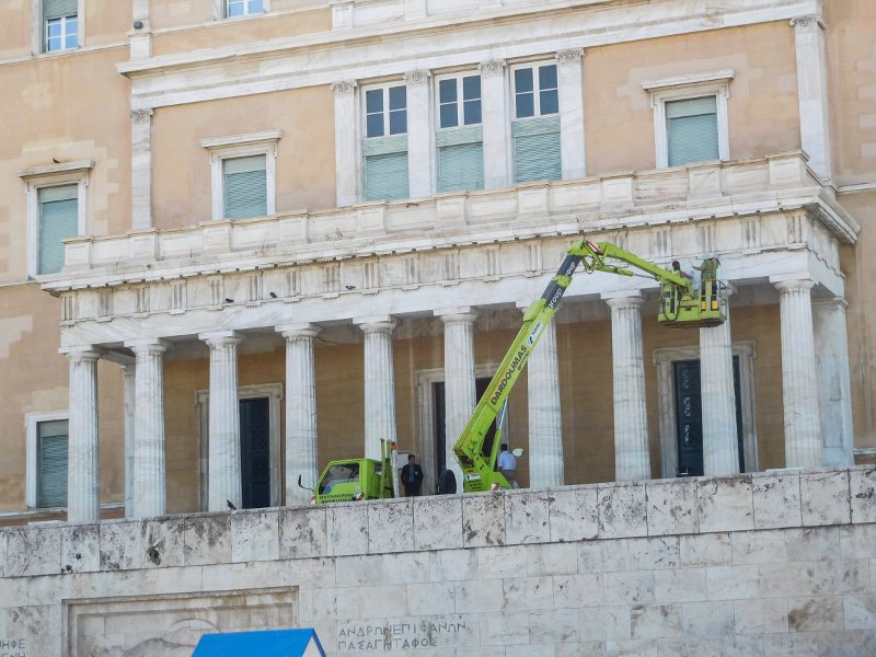 Ενας πράσινος γερανός στην είσοδο της Βουλής -Εργασίες συντήρησης στην πρόσοψη [εικόνες] | iefimerida.gr 1