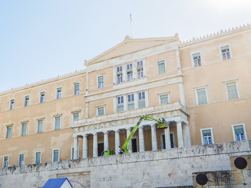 Ενας πράσινος γερανός στην είσοδο της Βουλής -Εργασίες συντήρησης στην πρόσοψη [εικόνες] | iefimerida.gr 2