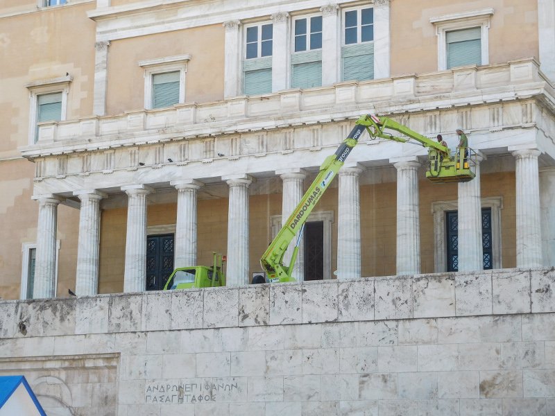 Ενας πράσινος γερανός στην είσοδο της Βουλής -Εργασίες συντήρησης στην πρόσοψη [εικόνες] | iefimerida.gr 3