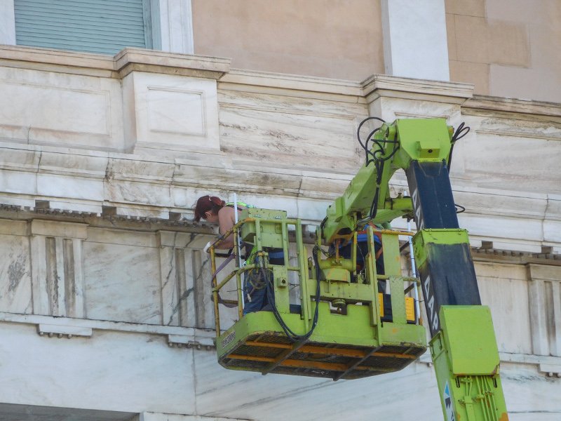 Ενας πράσινος γερανός στην είσοδο της Βουλής -Εργασίες συντήρησης στην πρόσοψη [εικόνες] | iefimerida.gr 4