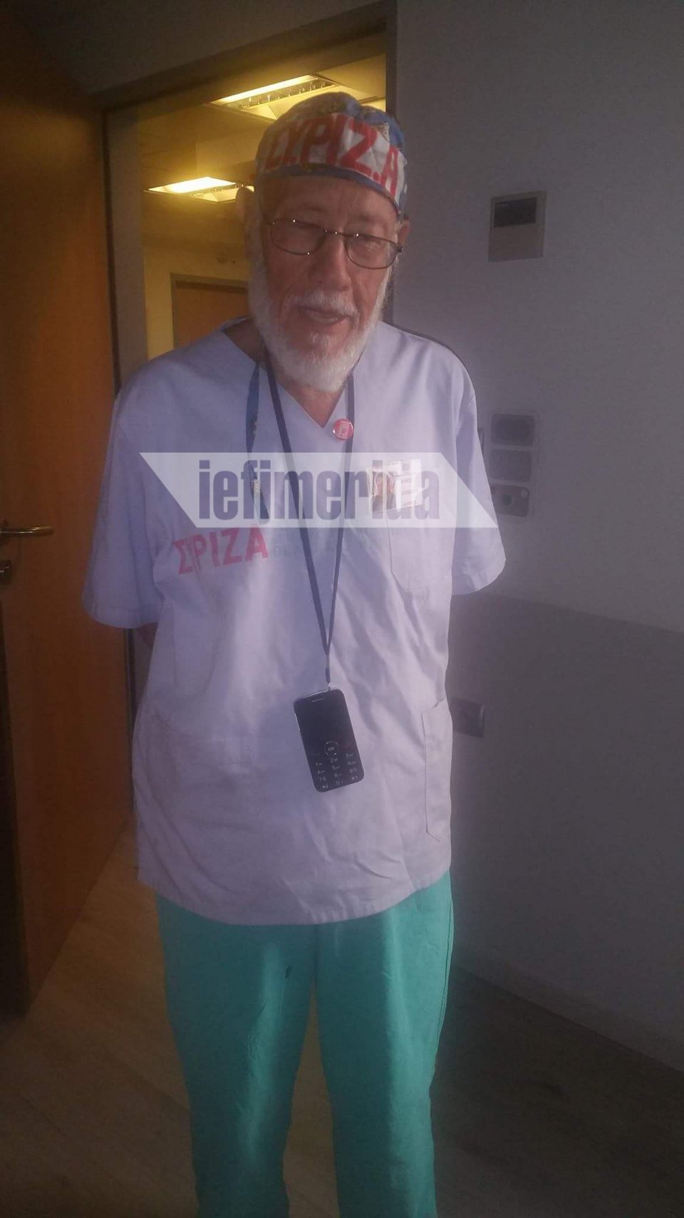 Απίστευτο: Ο γιατρός πατέρας του Κλέωνα Γρηγοριάδη με καπελάκι και ιατρική μπλούζα ΣΥΡΙΖΑ! [εικόνες] | iefimerida.gr 0