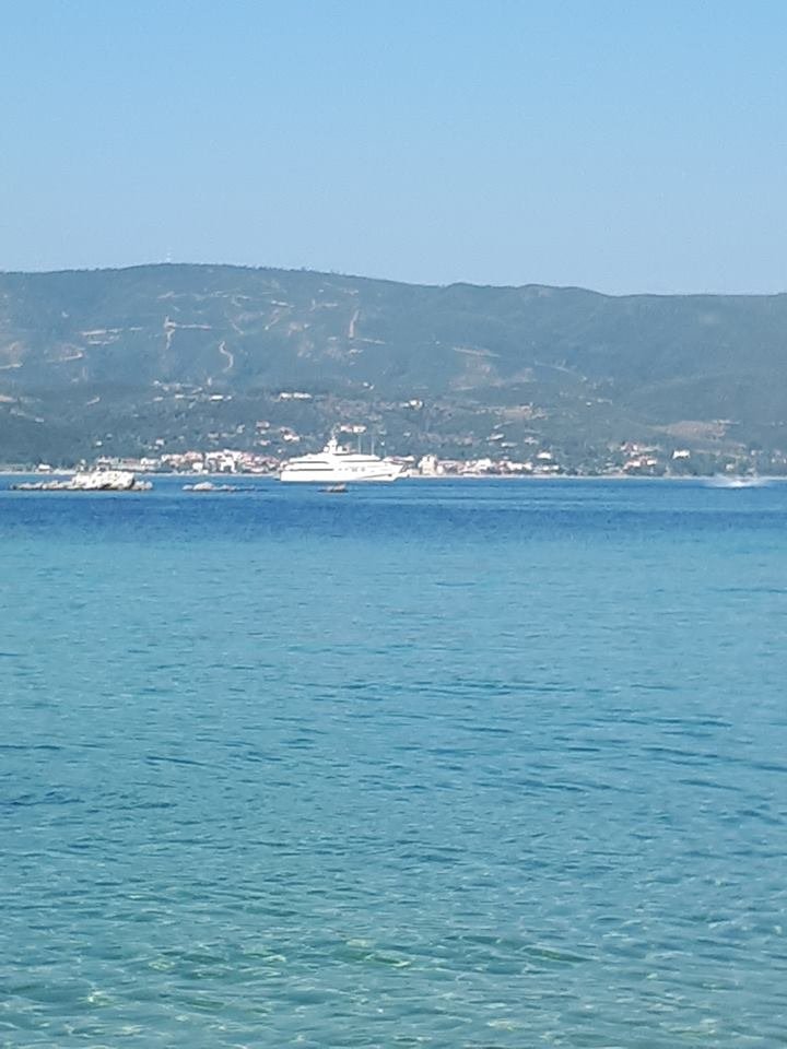 Στη Χαλκιδική συνεχίζουν τις διακοπές τους Κάρολος και Καμίλα [εικόνες]  | iefimerida.gr 1