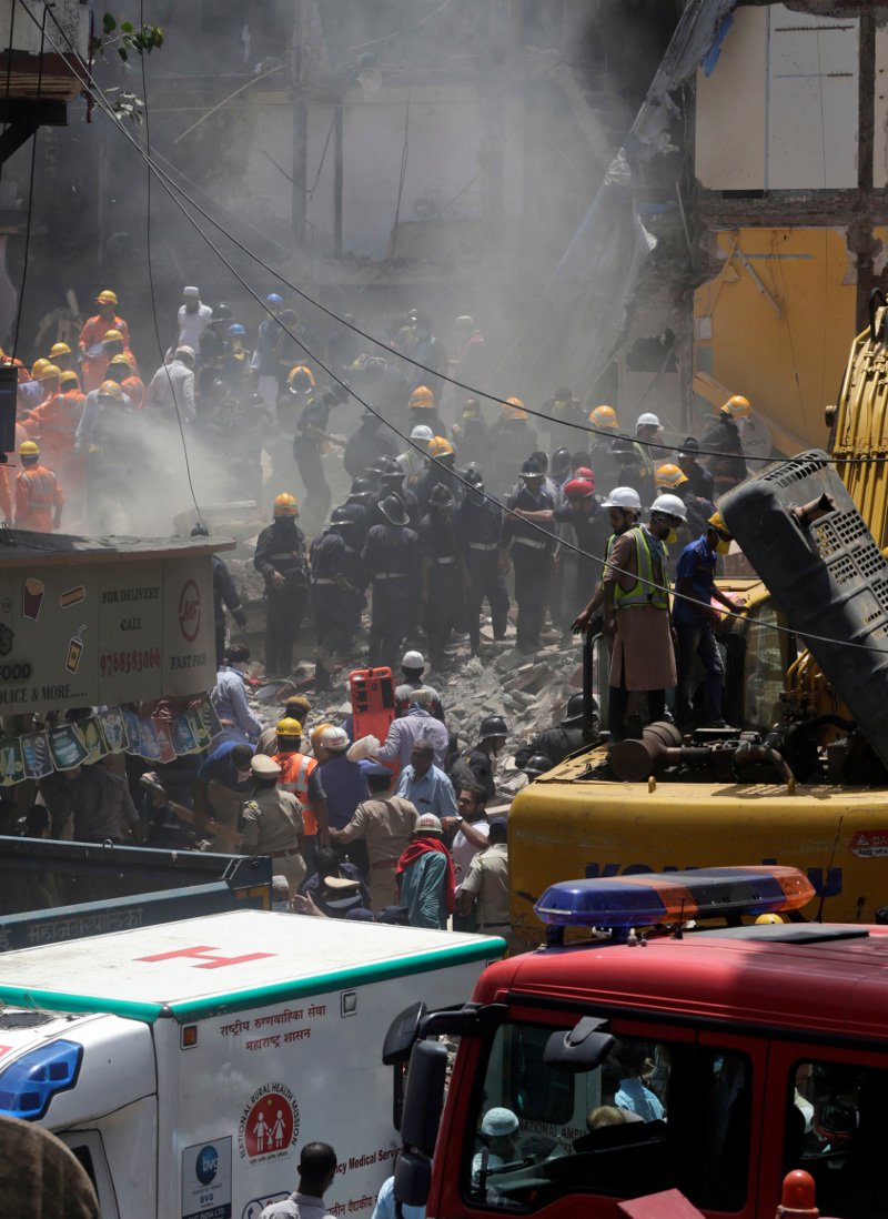 9 νεκροί και 20 αγνοούμενοι μετά από κατάρρευση κτιρίου στη Βομβάη λόγω σφοδρών βροχών [εικόνες] | iefimerida.gr 1
