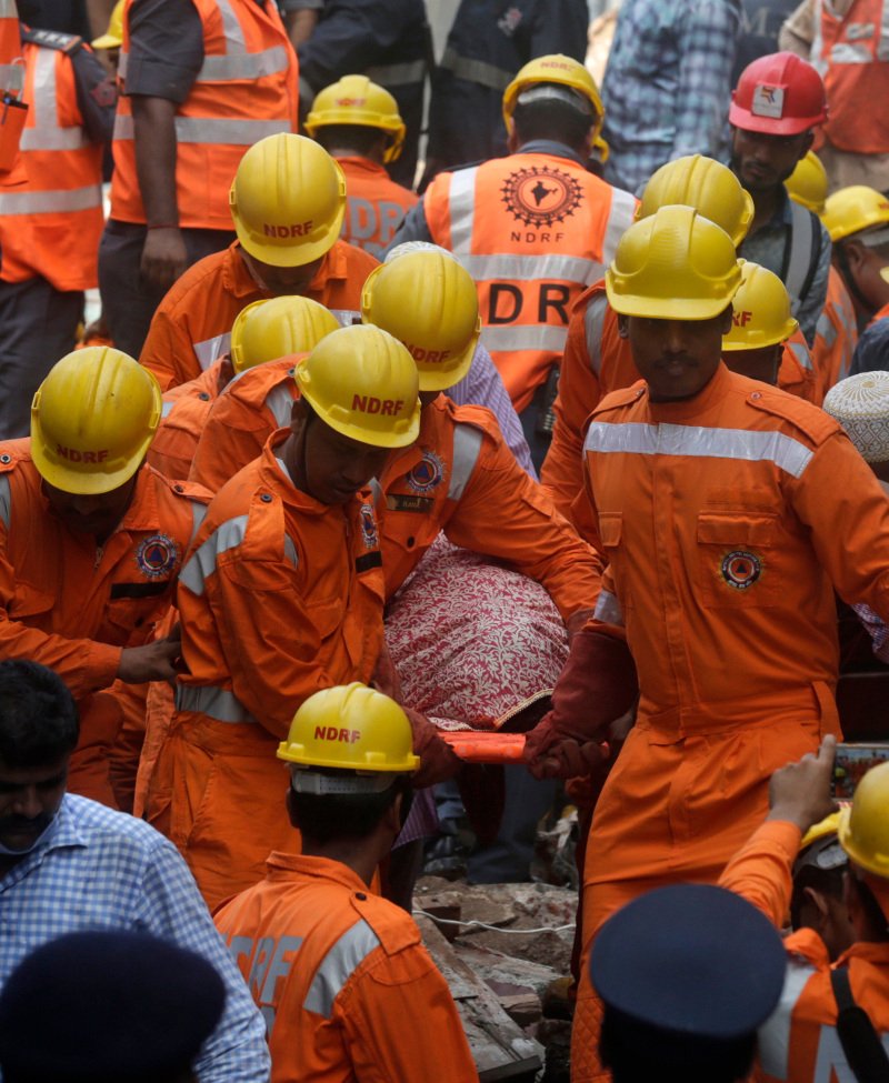 9 νεκροί και 20 αγνοούμενοι μετά από κατάρρευση κτιρίου στη Βομβάη λόγω σφοδρών βροχών [εικόνες] | iefimerida.gr 3