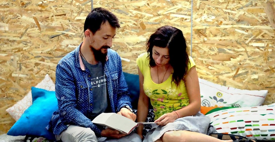 Μαζεύουνε βιβλία σε όλες τις γλώσσες για να φτιάξουν μία πολυπολιτισμική βιβλιοθήκη [εικόνες]  | iefimerida.gr 0