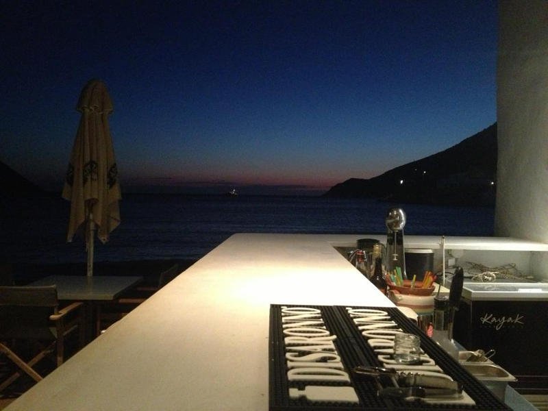 Guardian: Αυτά είναι τα καλύτερα beach bars της Ελλάδας -Χίπικα, παραδοσιακά, «κρεμασμένα» σε βράχους [εικόνες] | iefimerida.gr 5