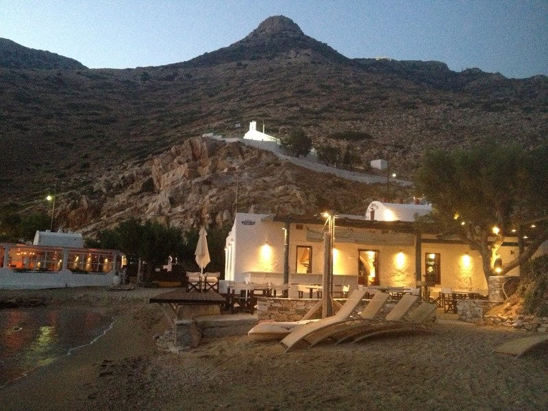 Guardian: Αυτά είναι τα καλύτερα beach bars της Ελλάδας -Χίπικα, παραδοσιακά, «κρεμασμένα» σε βράχους [εικόνες] | iefimerida.gr 4