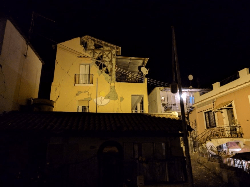 Σεισμός 4,2 Ρίχτερ ισοπέδωσε το νησί Ισκια στην Ιταλία -2 νεκροί, αρκετοί εγκλωβισμένοι | iefimerida.gr 0
