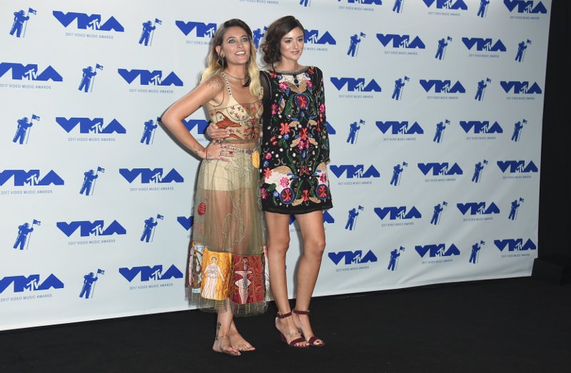 Ξυπόλυτη και με αξύριστες μασχάλες στα βραβεία MTV η κόρη του Μάικλ Τζάκσον [εικόνες] | iefimerida.gr 0