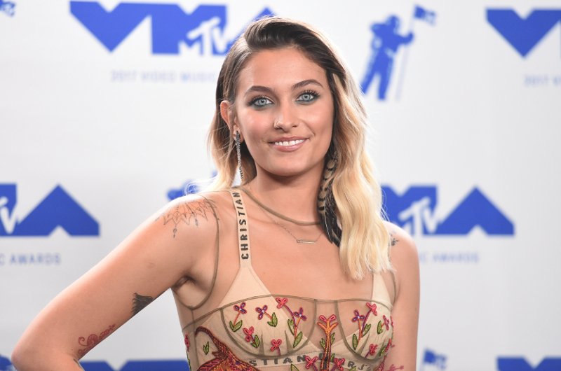 Ξυπόλυτη και με αξύριστες μασχάλες στα βραβεία MTV η κόρη του Μάικλ Τζάκσον [εικόνες] | iefimerida.gr 2