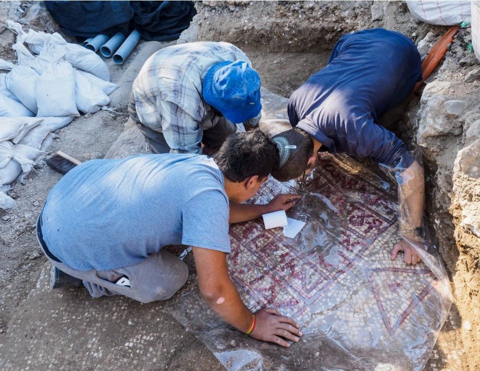 Βρέθηκε άθικτο μωσαϊκό 1.500 χρόνων με ελληνική επιγραφή στην Ιερουσαλήμ [εικόνες]  | iefimerida.gr 0