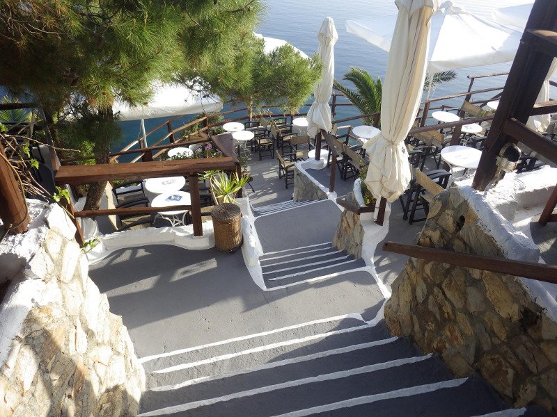 Guardian: Αυτά είναι τα καλύτερα beach bars της Ελλάδας -Χίπικα, παραδοσιακά, «κρεμασμένα» σε βράχους [εικόνες] | iefimerida.gr 3