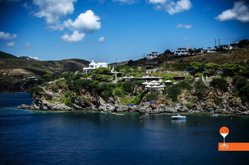 Guardian: Αυτά είναι τα καλύτερα beach bars της Ελλάδας -Χίπικα, παραδοσιακά, «κρεμασμένα» σε βράχους [εικόνες] | iefimerida.gr 2