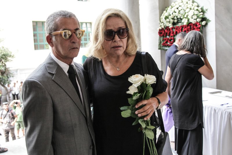 Φίλοι καλλιτέχνες, συγγενείς, εκπρόσωποι του πολιτικού κόσμου είπαν το τελευταίο αντίο στην Ζωή Λάσκαρη [εικόνες] | iefimerida.gr 42