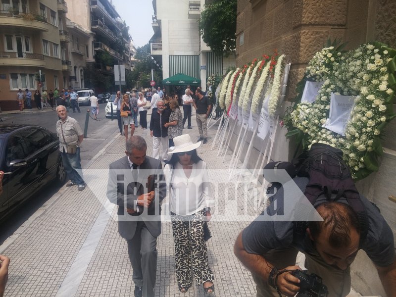 Φίλοι καλλιτέχνες, συγγενείς, εκπρόσωποι του πολιτικού κόσμου είπαν το τελευταίο αντίο στην Ζωή Λάσκαρη [εικόνες] | iefimerida.gr 14