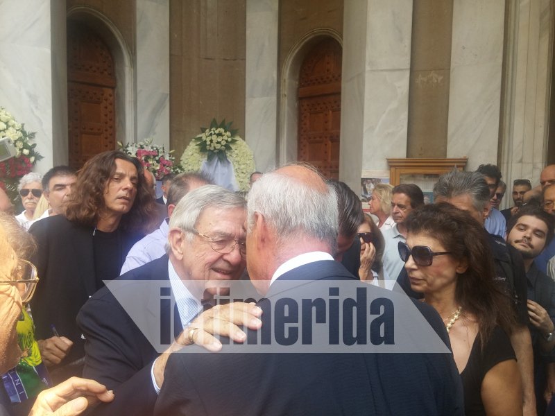 Φίλοι καλλιτέχνες, συγγενείς, εκπρόσωποι του πολιτικού κόσμου είπαν το τελευταίο αντίο στην Ζωή Λάσκαρη [εικόνες] | iefimerida.gr 16